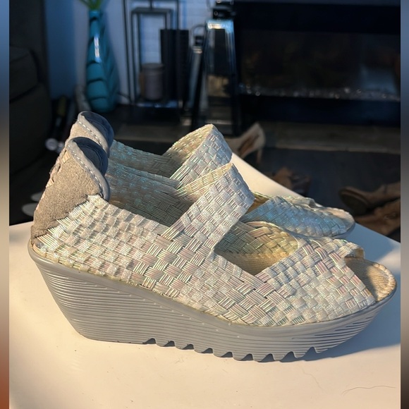 Bernie Mev "Halle" Wedge w/peek-a-boo toe, in a rare Mother of Pearl size 5 US - Picture 4 of 6